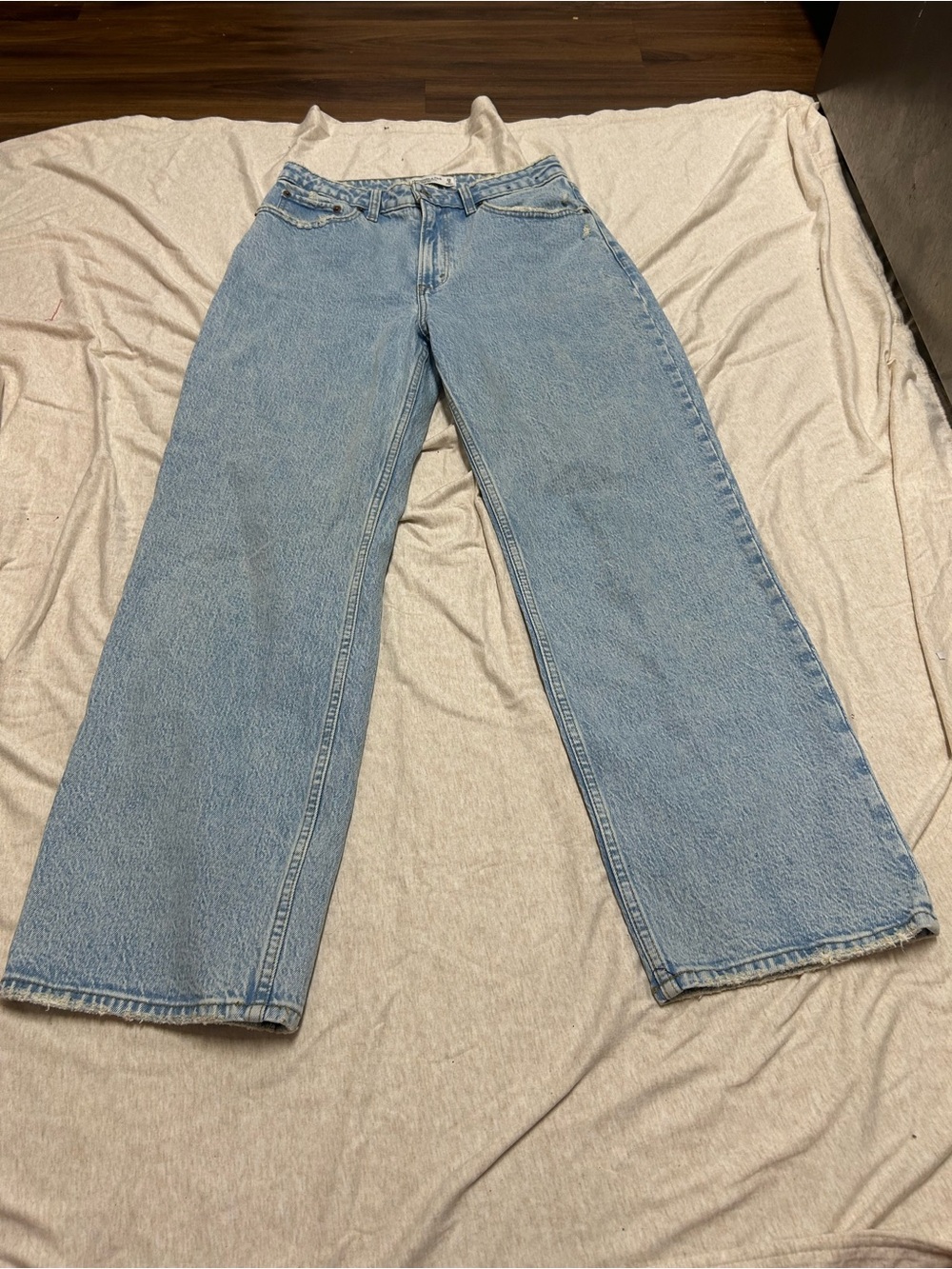 Abercrombie and Fitch The 90s Relaxed Jeans High Rise Curve Love Light Wash